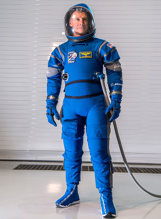 Astronauts riding in Starliner will be wearing this seriously badass spacesuit. (Image: Boeing/NASA)